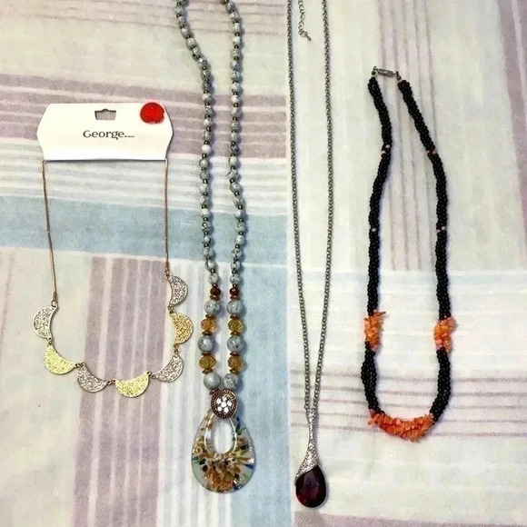 BUNDLE OF 4 NECKLACES FOR ONE PRICE, SEND ME YOUR OFFER I ACCEPT IT ! - Picture 2 of 9